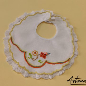 Bavaglino Prato Incantato: Incanto di Lino Ricamato a Mano