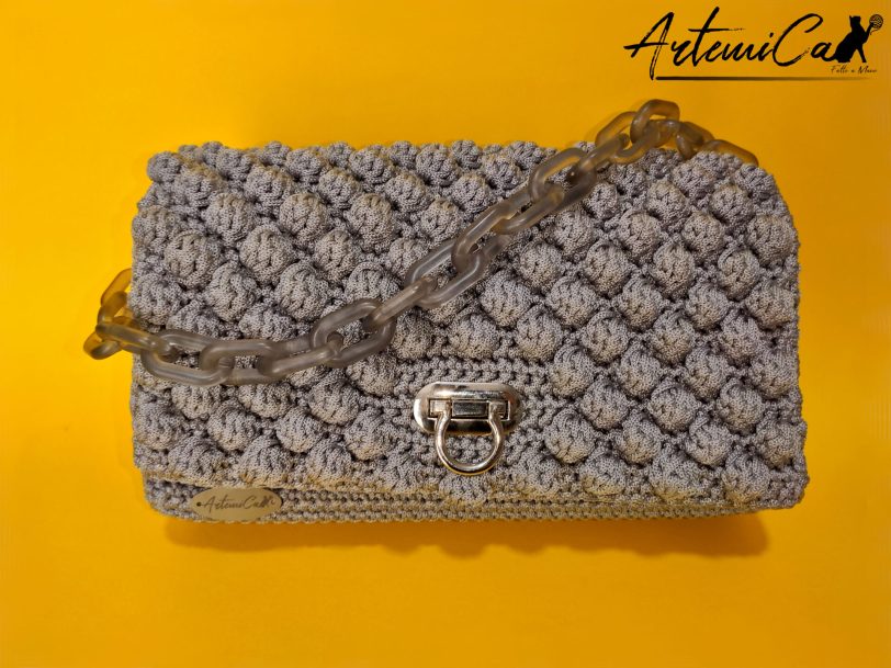 1-6-2.jpg Fumo di Charme: Borsa Grigio Perla all'Uncinetto con Dettagli in Argento
