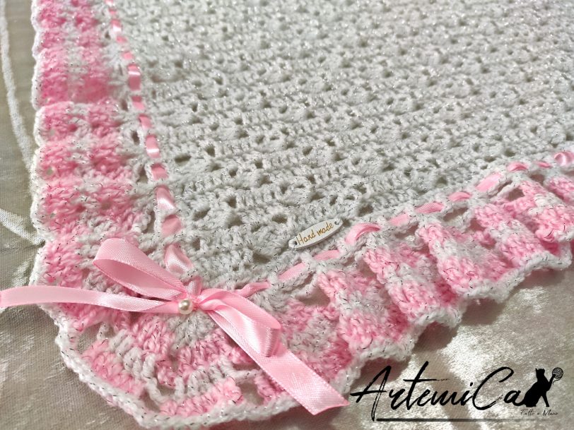 2-12.jpg copertina Trilly bianca e rosa con riflessi argento