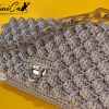 Fumo di Charme: Borsa Grigio Perla all'Uncinetto con Dettagli in Argento