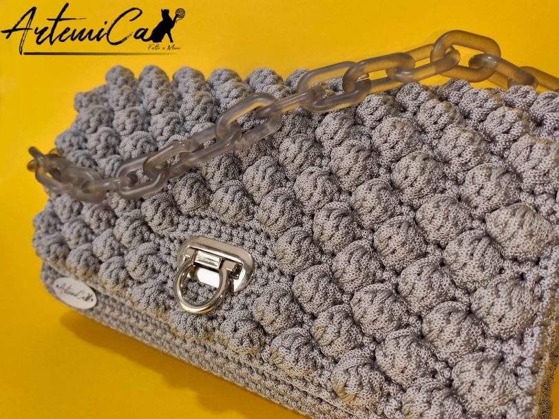 2-6-1.jpg Fumo di Charme: Borsa Grigio Perla all'Uncinetto con Dettagli in Argento