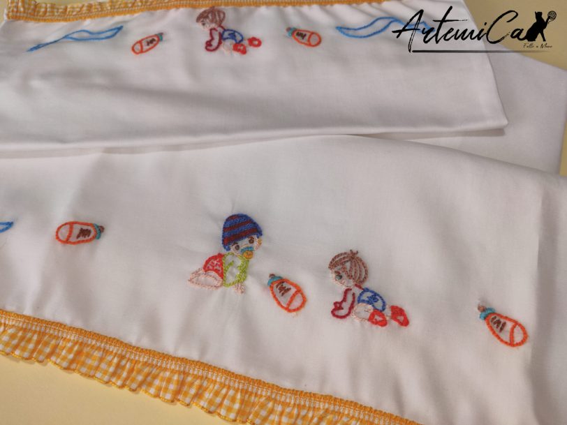2-7-2.jpg Avventura tra i Ricami: Set di Lenzuola per Carrozzina, un Sogno di Tenera Eleganza