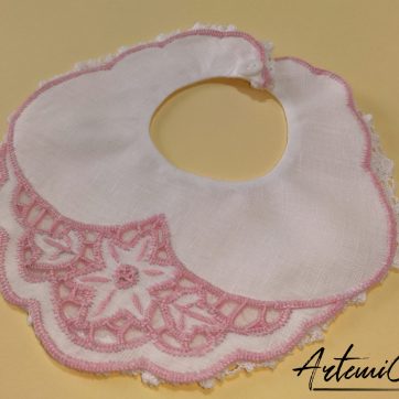 Bavaglino Rosa Candy: Dolcezza di Lino Rosa Ricamato