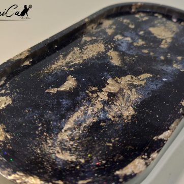 Sinfonia Stellare: Svuotatasche Artigianale in Resina - Nero e Oro