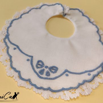 Bavaglino Cielo Incantato: Magia di Lino Blu Ricamato a Mano