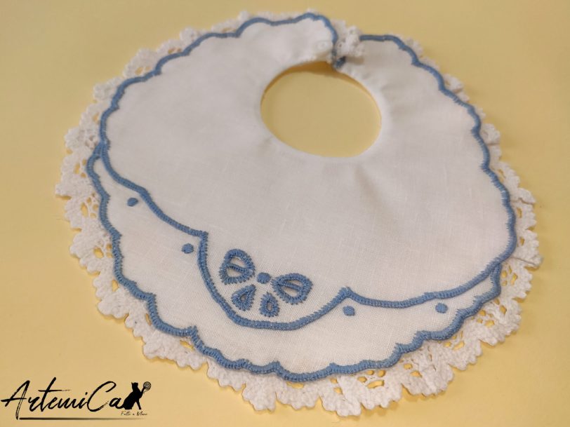 3-6-1.jpg Bavaglino Cielo Incantato: Magia di Lino Blu Ricamato a Mano