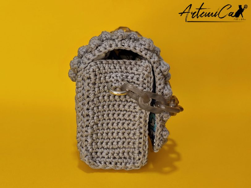 4-1-7.jpg Fumo di Charme: Borsa Grigio Perla all'Uncinetto con Dettagli in Argento