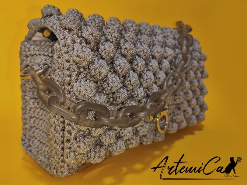 6-10.jpg Fumo di Charme: Borsa Grigio Perla all'Uncinetto con Dettagli in Argento