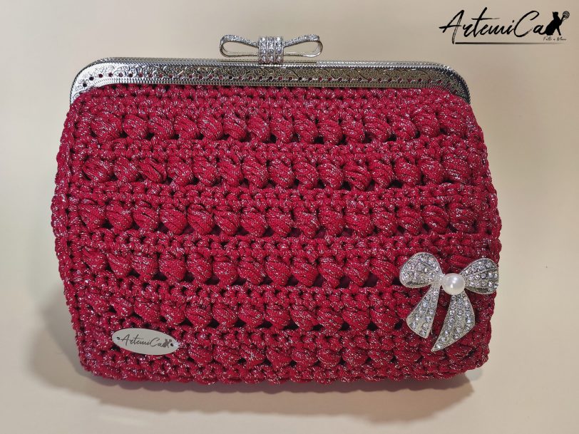 1 Fiocco di Diva: Borsa all'Uncinetto Rossa con Spilla e Rifiniture Argento