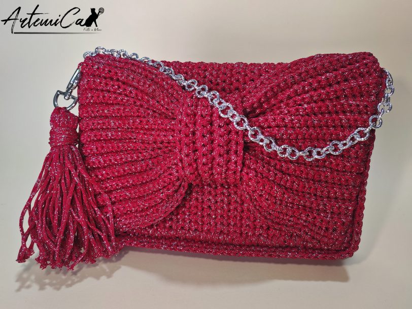 1 Enigma Rosso: Borsa Clutch fatta a mano all'Uncinetto con Maxi Fiocco