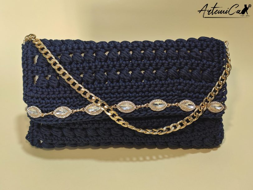 1 Glamour Abbagliante: Borsa Clutch fatta a mano all’Uncinetto con Cristalli Brillanti