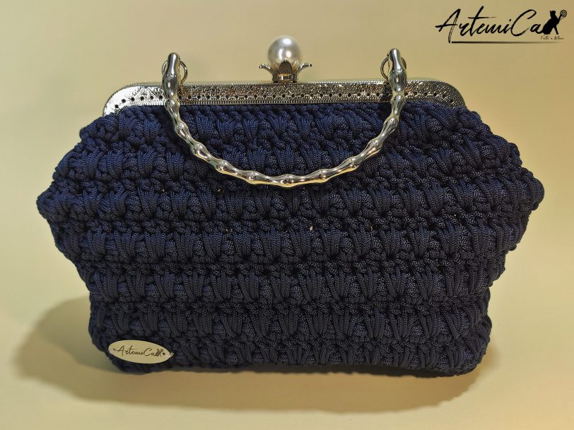 1 Moonlight: Borsa Blu Notte con Perla Fatta a Mano all'Uncinetto