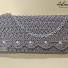 Sospiro di Perla: Borsa Clutch Artigianale con Perle e Manico Argento
