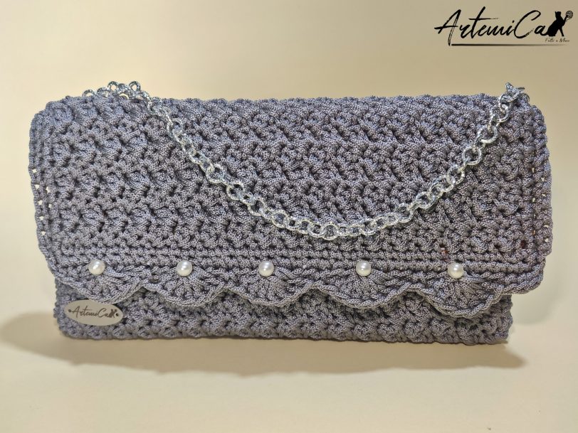 1 Sospiro di Perla: Borsa Clutch Artigianale con Perle e Manico Argento