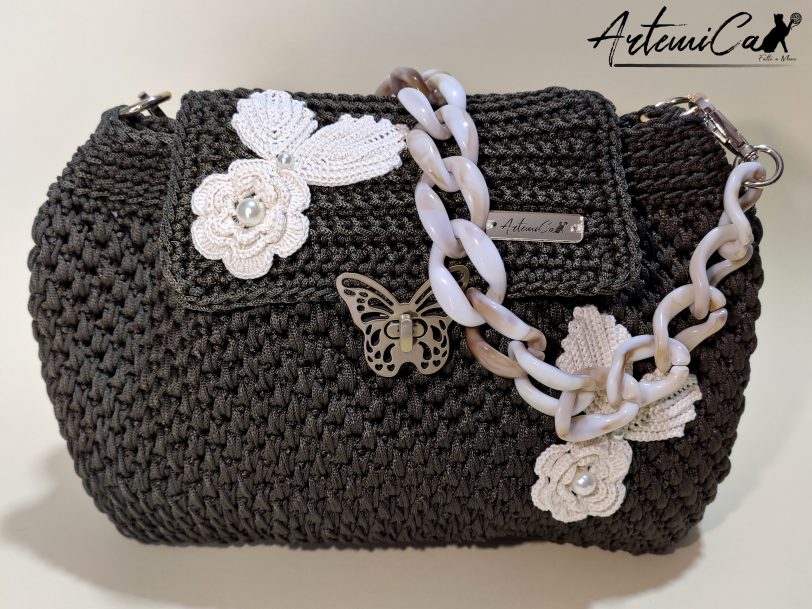1 Danza di Rose: Borsa tra Sogni e Natura all'Uncinetto