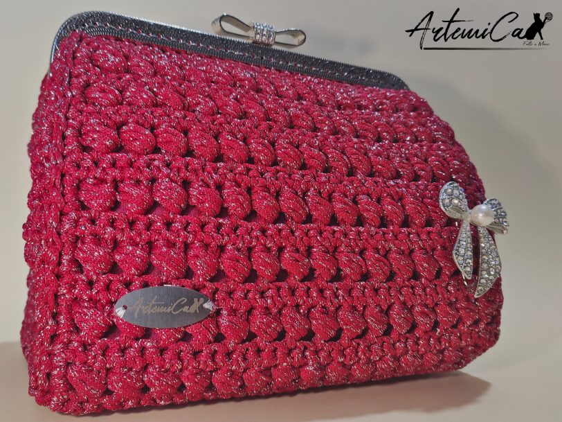 2 Fiocco di Diva: Borsa all'Uncinetto Rossa con Spilla e Rifiniture Argento