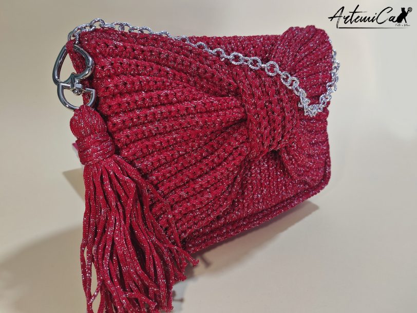2 Enigma Rosso: Borsa Clutch fatta a mano all'Uncinetto con Maxi Fiocco