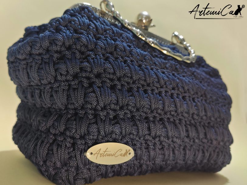 2 Moonlight: Borsa Blu Notte con Perla Fatta a Mano all'Uncinetto