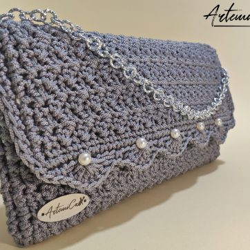 Sospiro di Perla: Borsa Clutch Artigianale con Perle e Manico Argento
