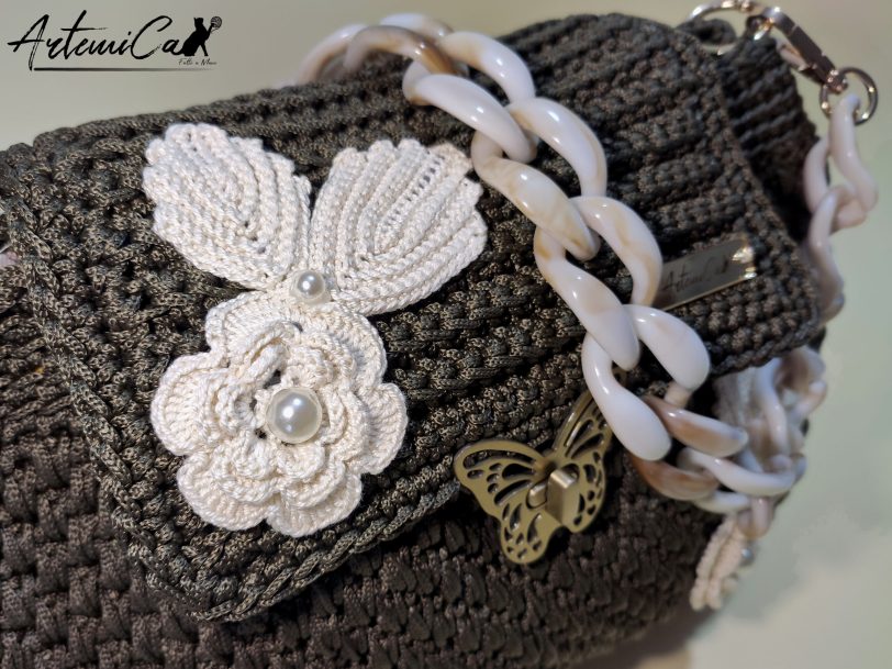 2 Danza di Rose: Borsa tra Sogni e Natura all'Uncinetto