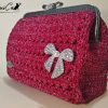 Fiocco di Diva: Borsa all'Uncinetto Rossa con Spilla e Rifiniture Argento