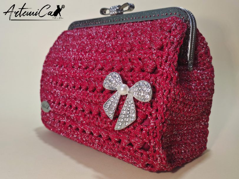3 Fiocco di Diva: Borsa all'Uncinetto Rossa con Spilla e Rifiniture Argento