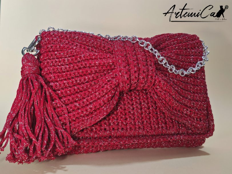 3 Enigma Rosso: Borsa Clutch fatta a mano all'Uncinetto con Maxi Fiocco