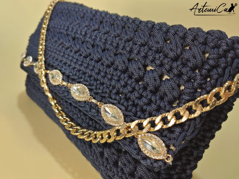 3 Glamour Abbagliante: Borsa Clutch fatta a mano all’Uncinetto con Cristalli Brillanti
