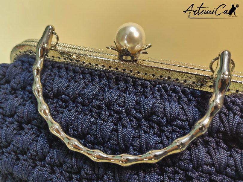 3 Moonlight: Borsa Blu Notte con Perla Fatta a Mano all'Uncinetto
