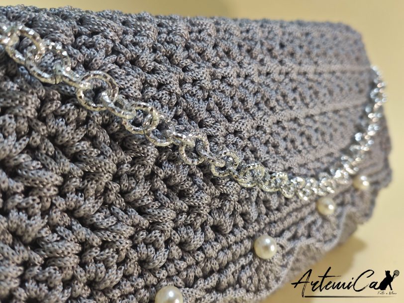 3 Sospiro di Perla: Borsa Clutch Artigianale con Perle e Manico Argento