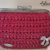 Fiocco di Diva: Borsa all'Uncinetto Rossa con Spilla e Rifiniture Argento
