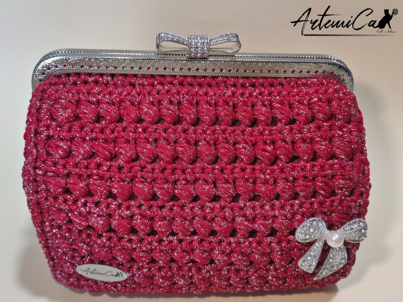 4 Fiocco di Diva: Borsa all'Uncinetto Rossa con Spilla e Rifiniture Argento
