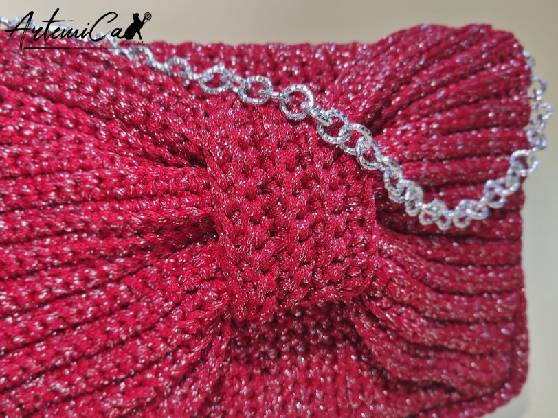 4 Enigma Rosso: Borsa Clutch fatta a mano all'Uncinetto con Maxi Fiocco