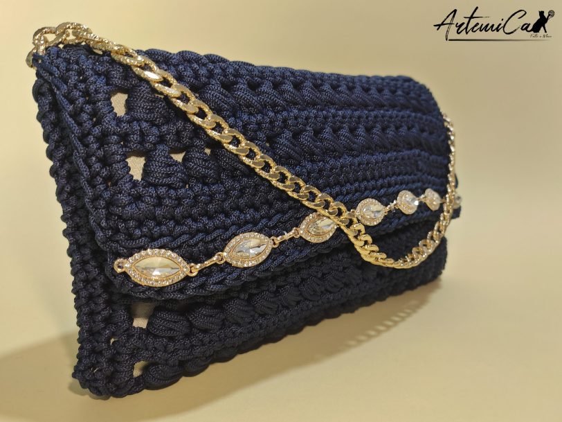 4 Glamour Abbagliante: Borsa Clutch fatta a mano all’Uncinetto con Cristalli Brillanti