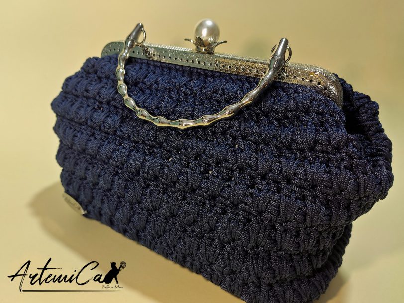 4 Moonlight: Borsa Blu Notte con Perla Fatta a Mano all'Uncinetto