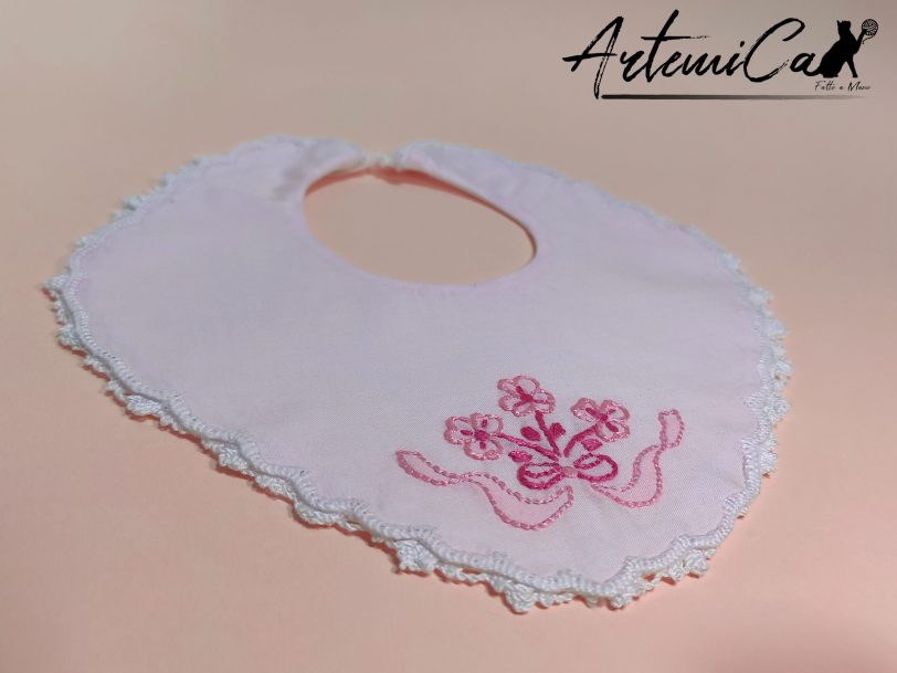 1 Bavaglino Rosa Chic con Ricamo Floreale Fatto a Mano