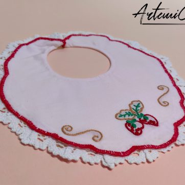 Bavaglino Fragola Breeze Ricamato a Mano