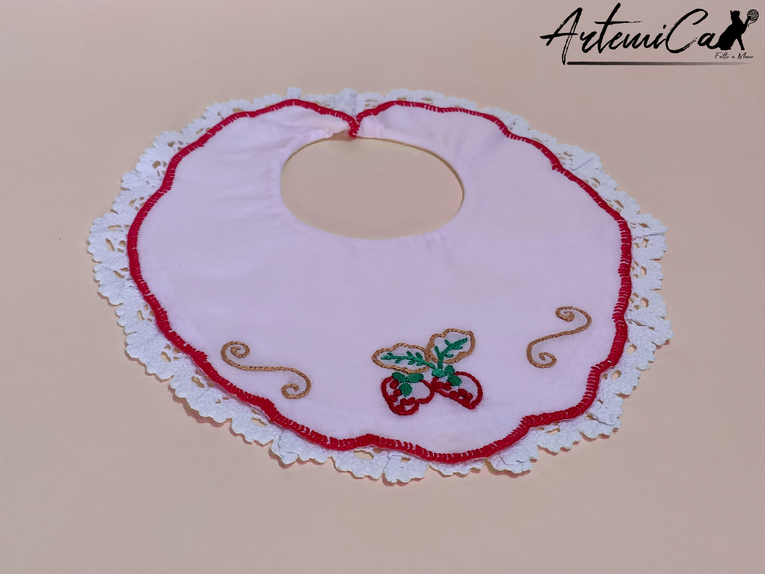 Bavaglino Fragola Breeze Ricamato a Mano - immagine 2