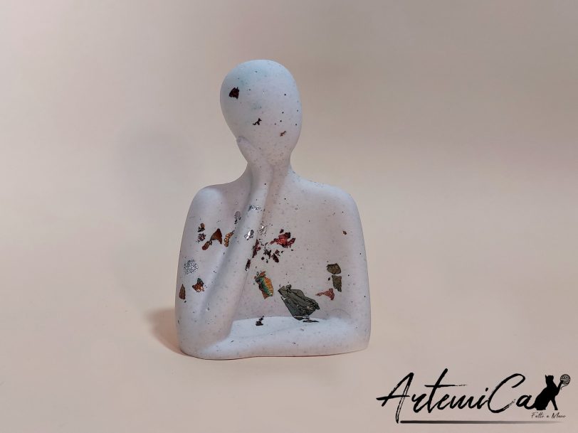 2 Pensieri in Resina: Tris d'Arte - Statuette Bianche con Foglia Oro