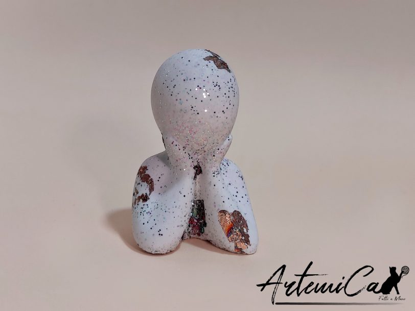4 Pensieri in Resina: Tris d'Arte - Statuette Bianche con Foglia Oro