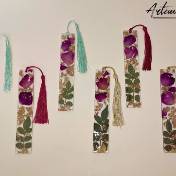 Segnalibro artigianale in resina con petali di rose e