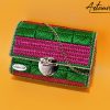 borsa a tracolla Sogno Smeraldo, ricamata a mano su canvas con colori fucsia e verde, dettagli in argento e catenina lunga in argento