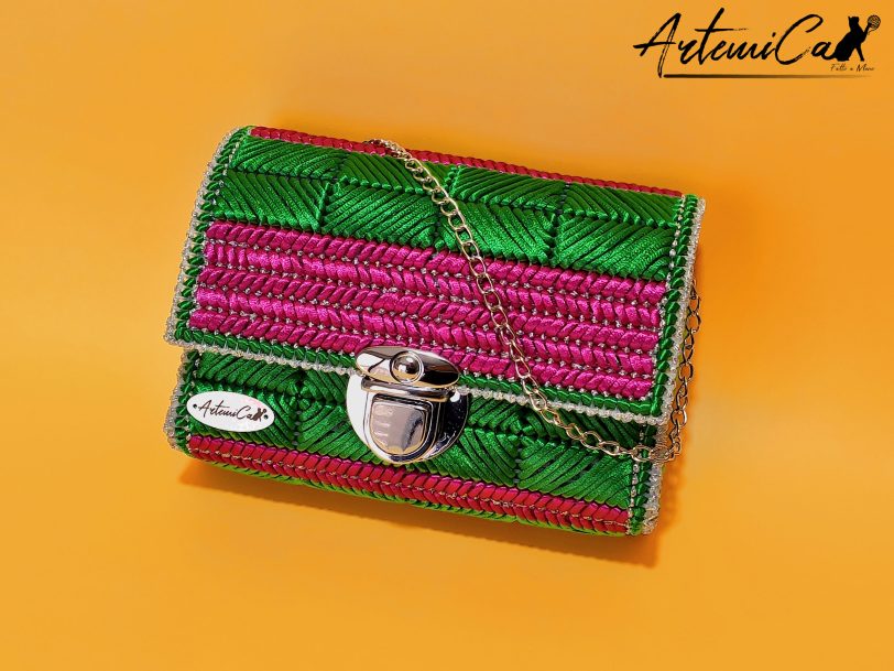 1 borsa a tracolla Sogno Smeraldo, ricamata a mano su canvas con colori fucsia e verde, dettagli in argento e catenina lunga in argento
