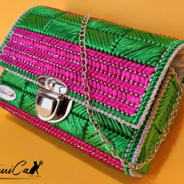 borsa a tracolla Sogno Smeraldo, Borsa ricamata a mano su canvas con colori fucsia e verde, dettagli in argento e catenina lunga in argento