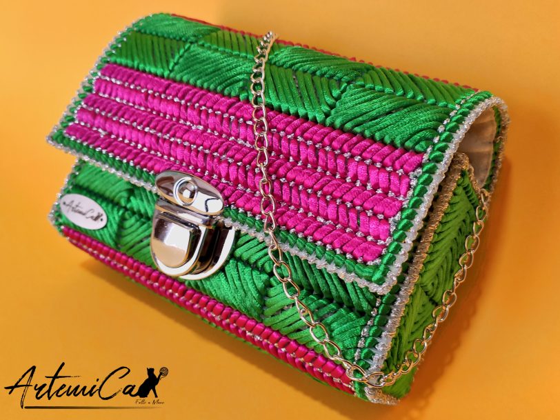 2 borsa a tracolla Sogno Smeraldo, Borsa ricamata a mano su canvas con colori fucsia e verde, dettagli in argento e catenina lunga in argento