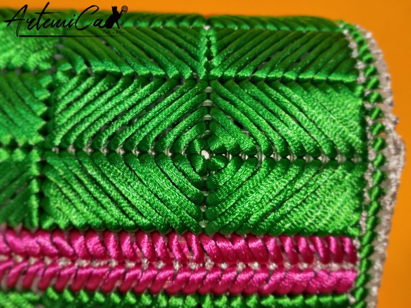 3 borsa a tracolla Sogno Smeraldo, ricamata a mano su canvas con colori fucsia e verde, dettagli in argento e catenina lunga in argento
