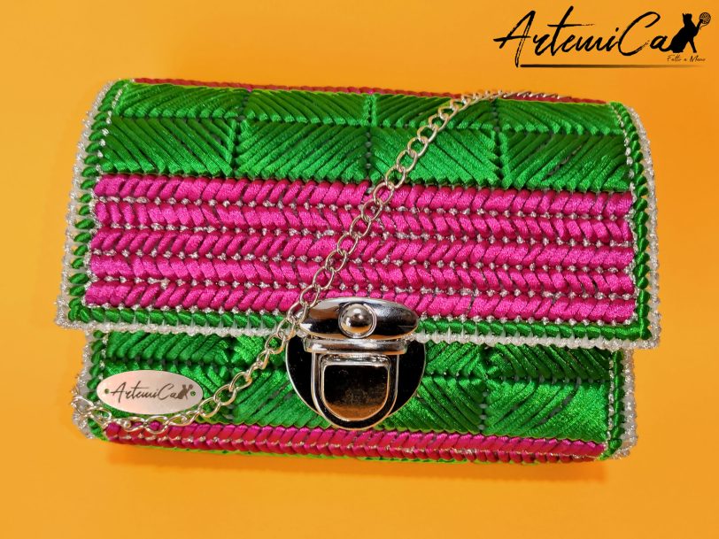 4 borsa a tracolla Sogno Smeraldo, ricamata a mano su canvas con colori fucsia e verde, dettagli in argento e catenina lunga in argento