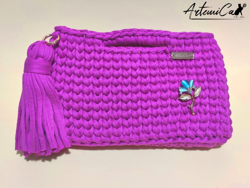 1 Borsa Fucsia Uncinetto fatta a mano in fettuccia, con manico integrato e ciondolo decorativo