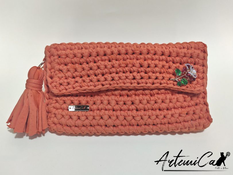 11 Clutch fatta a mano: Tangerine Twist: Bag all'uncinetto in fettuccia - un'Esplosione di Colore e Stile