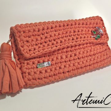Clutch fatta a mano: Tangerine Twist: Bag all'uncinetto in fettuccia - un'Esplosione di Colore e Stile